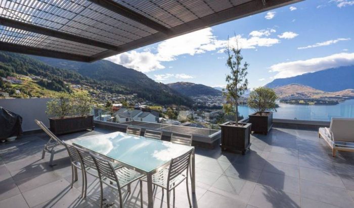3 Bedroom Holiday Apartments with Spa Pool in Queenstown, New Zealand