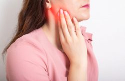 What are the symptoms of infected and impacted wisdom teeth?