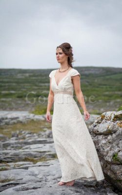 Robe de mariée en dentelle longueur au ras du sol avec manche courte ligne a de col en v – ...