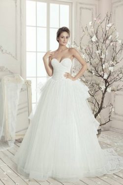 Robe de mariée naturel de traîne moyenne en tulle de lotus de col en cœur – GoodRobe