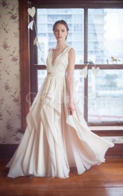 Robe de mariée simple avec ruban avec décoration dentelle sans dos au bord de la mer – Goo ...