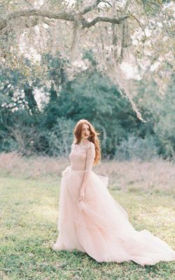 Robe de mariée simple de col en v ligne a en tulle de traîne courte – GoodRobe