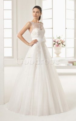 Robe de mariée à la mode plissage textile en tulle longueur au ras du sol dans l’eglise &# ...