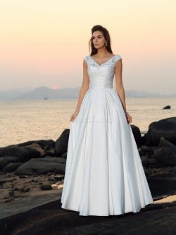 Robe de mariée longue avec perle textile taffetas v encolure decoration en fleur – GoodRobe