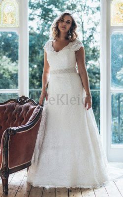 V-Ausschnitt Kurze Ärmeln Luxus Brautkleid aus Spitze mit Sweep Zug – MeKleid.de