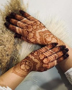 Book a trusted and affordable mehndi artist in Pune with vibrant patterns