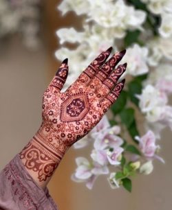 Your hands deserve the top mehndi artists in Gurgaon for best results