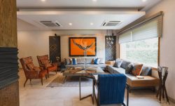 What should clients look for when selecting a luxury interior designer in Delhi?