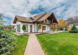 Experienced Realtor Anna at Buffalo Creek Realty