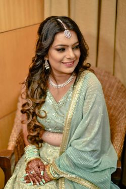 Achieve glamorous yet natural beauty with Top makeup artists in Lucknow today