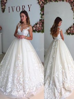 Robe de mariée de col en v a-ligne en tulle de traîne moyenne avec sans manches – GoodRobe