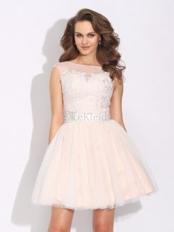 Bateau Kurze Ärmeln Reißverschluss Kurzes Cocktailkleid mit Rüschen – MeKleid.de