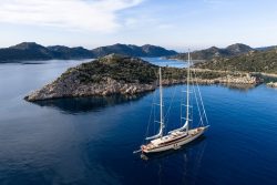 Where the Horizon Meets the Page — The Luxury Report on Yacht Culture and the Art of Living Well