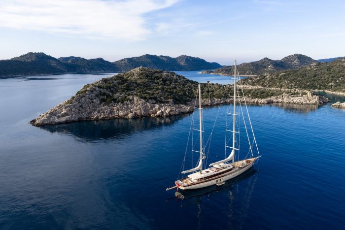 Where the Horizon Meets the Page — The Luxury Report on Yacht Culture and the Art of Living Well